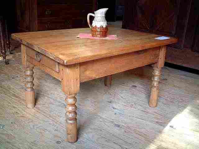 Table basse en chêne et merisier clair, pieds tournés ancienne.