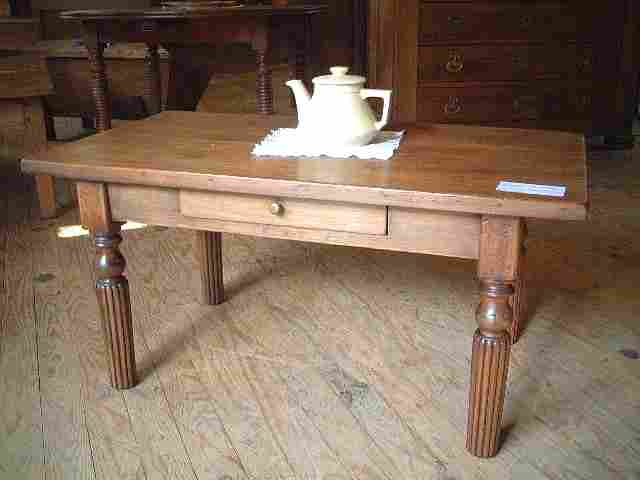 Table basse en noyer et hêtre, pieds tournés, ancienne 1 tiroir en façade.