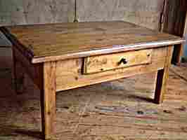 Table basse en pin ancienne et rustique, tiroir en façade, trés belle patine.