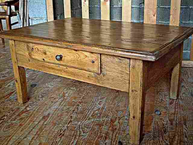 Table basse en pin ancienne et rustique, tiroir en façade, trés belle patine.