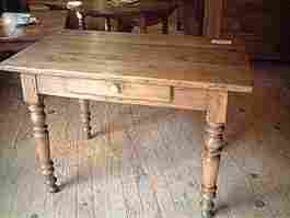 Table bureau en noyer et hêtre, pieds tournés, Louis Philippe, 1 tiroir, ancienne.