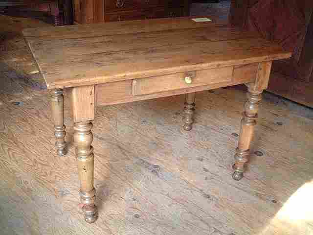 Table bureau en noyer et hêtre, pieds tournés, Louis Philippe, 1 tiroir, ancienne.