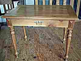 Table bureau ancienne en merisier, pieds tournés avec un gros tiroir en façade, trés belle qualité de bois.