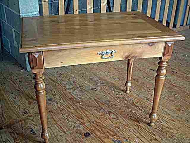 Table bureau ancienne en merisier, pieds tournés avec un gros tiroir en façade, trés belle qualité de bois.