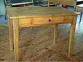 Table bureau en hêtre ancienne avec tiroir en façade, de couleur clair et belle patine.