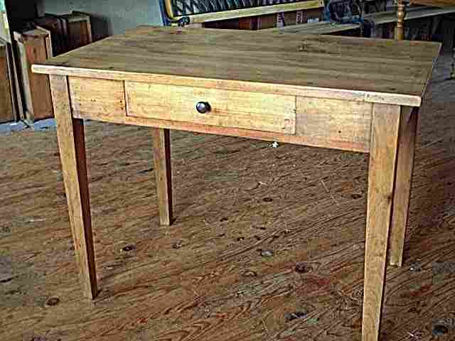 Table bureau en hêtre ancienne avec tiroir en façade, de couleur clair et belle patine.