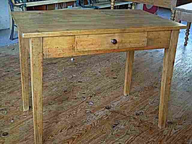 Table bureau de couleur clair en hêtre tiroir en façade ancienne avec une belle patine.