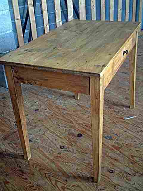 Ancienne table bureau avec tiroir en hêtre, de couleur clair.