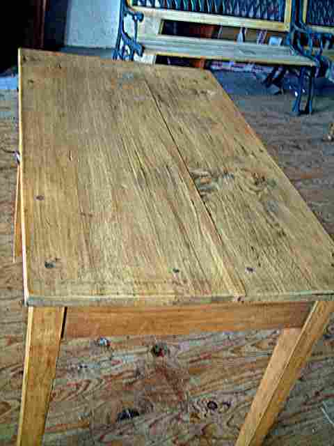 Ancienne table bureau avec tiroir en hêtre, de couleur clair.