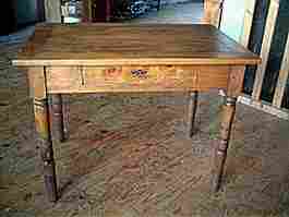 Table bureau en frêne et ormeau, pieds tournés, tiroir en façade.