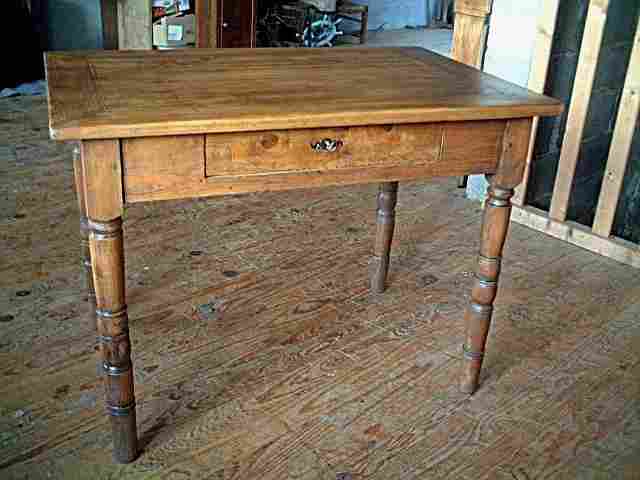 Table bureau en frêne et ormeau, pieds tournés, tiroir en façade.