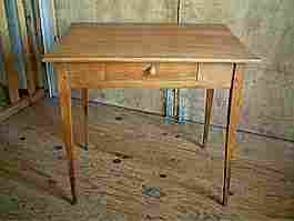 Table bureau en hêtre et orme, pieds fuseaux L XVI rustique.