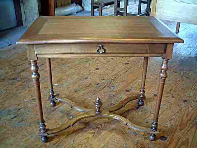 Table bureau en noyer louis 16 avec un joli empiètement.