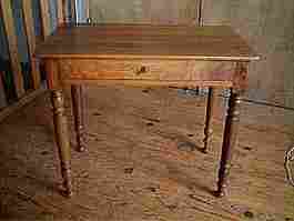 Table bureau en noyer, pieds tournés, gros tiroir en façade, belle qualité de bois.