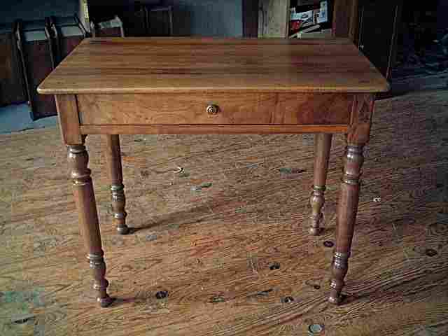 Table bureau en noyer, pieds tournés, gros tiroir en façade, belle qualité de bois.