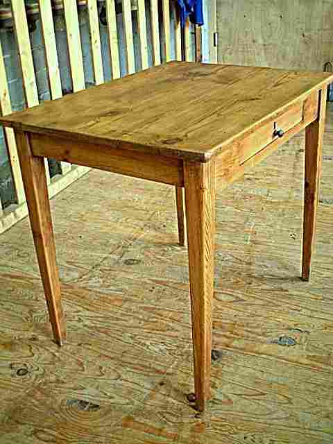 Table bureau en pin avec un tiroir en façade.