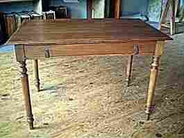 Table bureau en noyer et hêtre, grand tiroir en façade, pieds tournés.