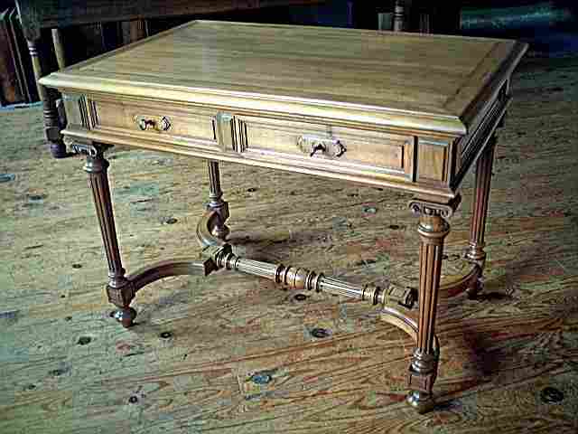 Belle table bureau rectangulaire en noyer, ce bureau possède 2 tiroirs avec serrures et clés, empiètement et pieds tournés, décoré Louis 16, belle qualité de bois et d'ouvrage, époque XIX éme siècle.