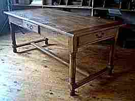 Table de ferme en chêne massif, ancienne époque début du 20 ème siècle, 3 tiroirs, pieds tournés.