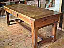 Table de ferme rustique, campagnarde en chêne et hêtre, 3 tiroirs, dont 2 gros à chaque extrémité et un petit sur le côté.