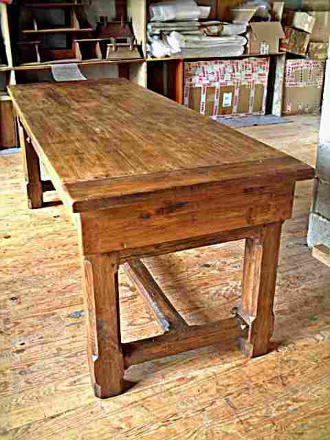Table de ferme rustique, campagnarde en chêne et hêtre, 3 tiroirs, dont 2 gros à chaque extrémité et un petit sur le côté.