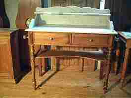 Table toilette en noyer, dessus marbre blanc.