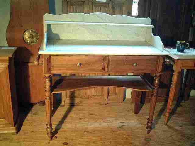 Table toilette en noyer, dessus marbre blanc.