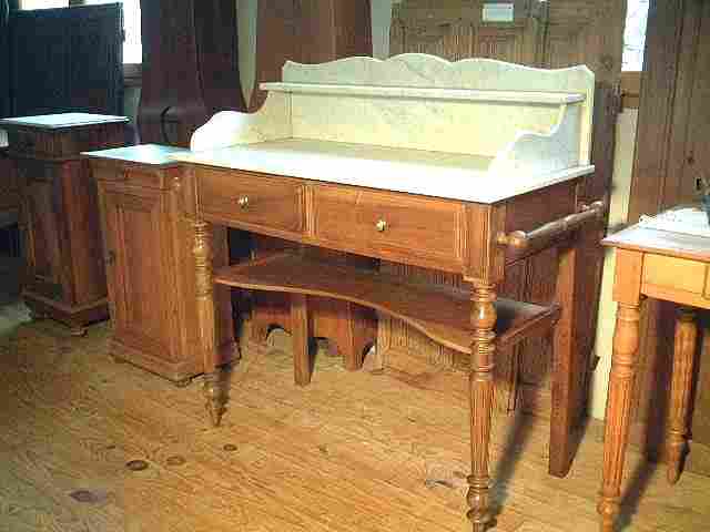 Table toilette en noyer, dessus marbre blanc.