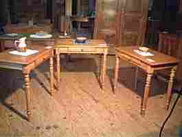 Tables bureau anciennes en hêtre, pieds tournés, 1 tiroir façade. Vendues pièce ou en lot.