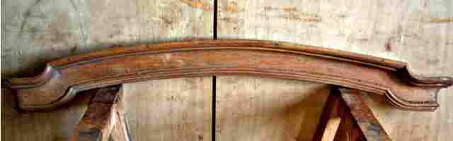 Façade de corniche d'armoire ancienne en merisier, Louis 15, galbée.