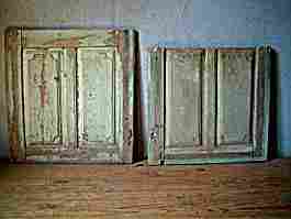 Un lot de deux éléments anciens en bois en tilleul L XIV peints.