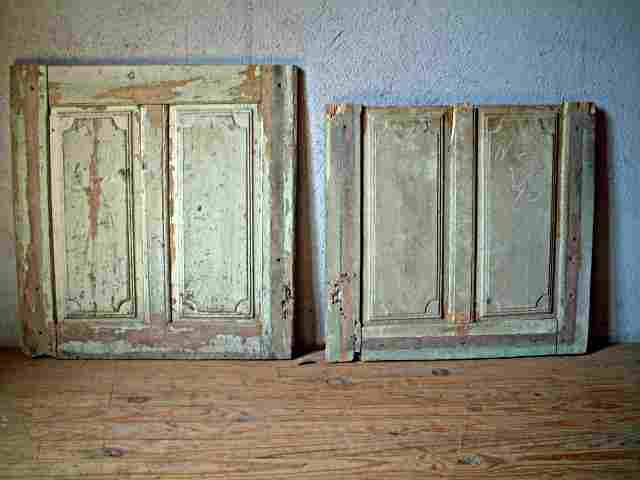 Un lot de deux éléments anciens en bois en tilleul L XIV peints.