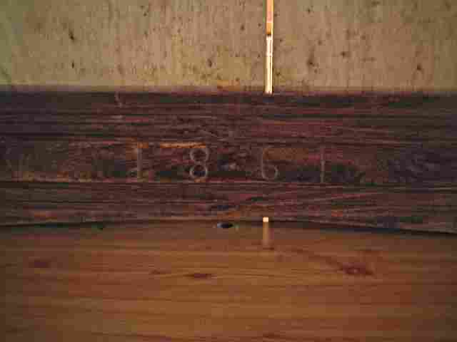 Fronton d'armoire en chêne rustique avec inscriptions.