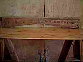 Fronton d'armoire ancienne, en ormeau avec décor et inscriptions.