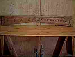 Fronton d'armoire ancienne, en ormeau avec décor et inscriptions.