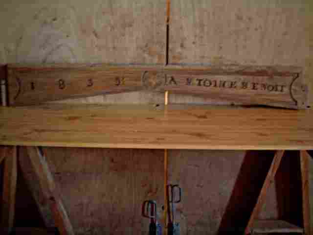 Fronton d'armoire ancienne, en ormeau avec décor et inscriptions.