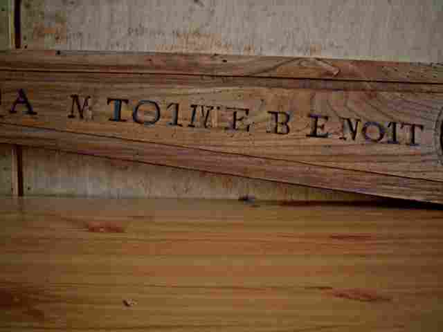 Fronton d'armoire ancienne, en ormeau avec décor et inscriptions.