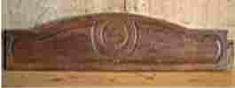 Lot fronton + traverse basse d'armoire ancienne, L XV, en noyer, décor coeur.