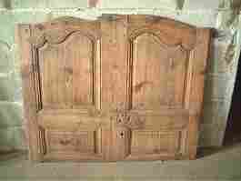 Une paire de portes Louis XV basse, en pin à restaurer.