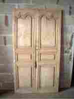 Une paire de portes Louis XV en tilleul à restaurer.