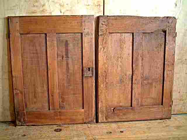 Une paire de portes de bahut bas Louis XIII ancienne en merisier.
