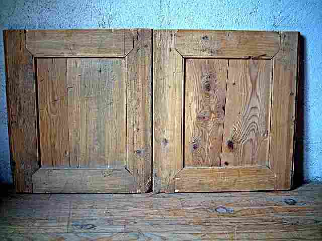 Une paire de portes en bois blanc pin et tilleul à retaurer.