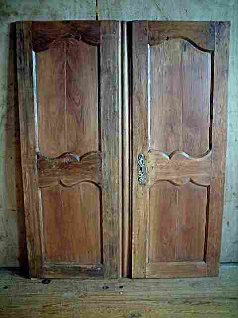 Une paire de portes en orme et frêne, à découpe L XV rustique.