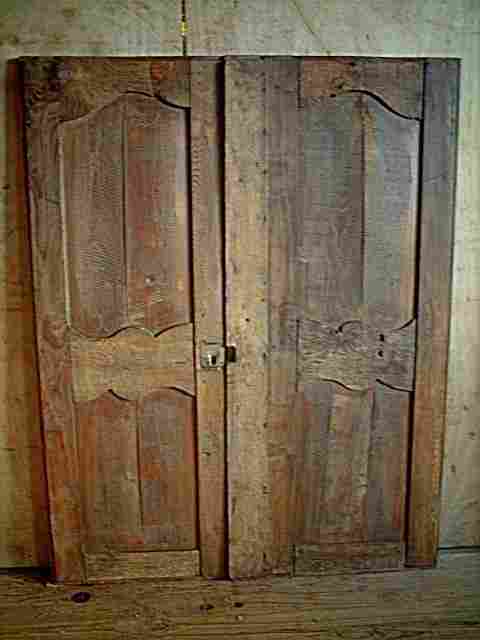 Une paire de portes en orme et frêne, à découpe L XV rustique.