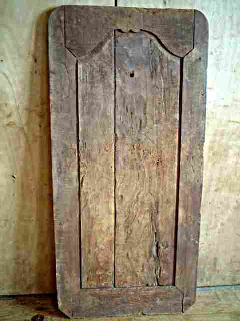Une porte ancienne en merisier, scultée à décors L XV, L XIV rustique.