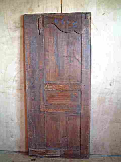 Une porte en merisier ancienne rustique à mouvement louis 15.