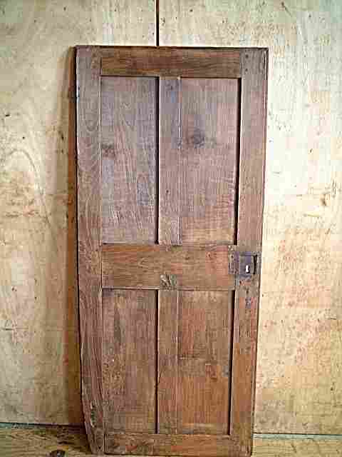 Une porte de bonnetière ancienne en merisier, bois sain, L 13.