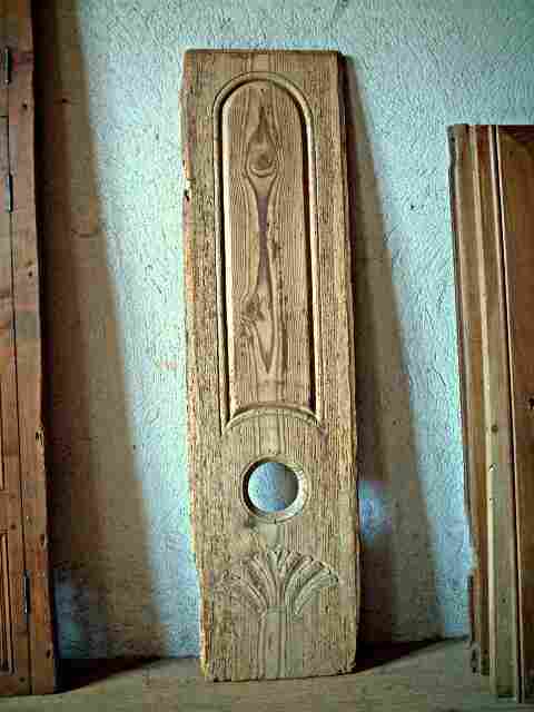 Une porte pour caisse de pendule, art populaire en pichepin.
