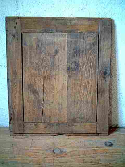 Une porte en chataignier simple, rustique, bois de belle qualité.