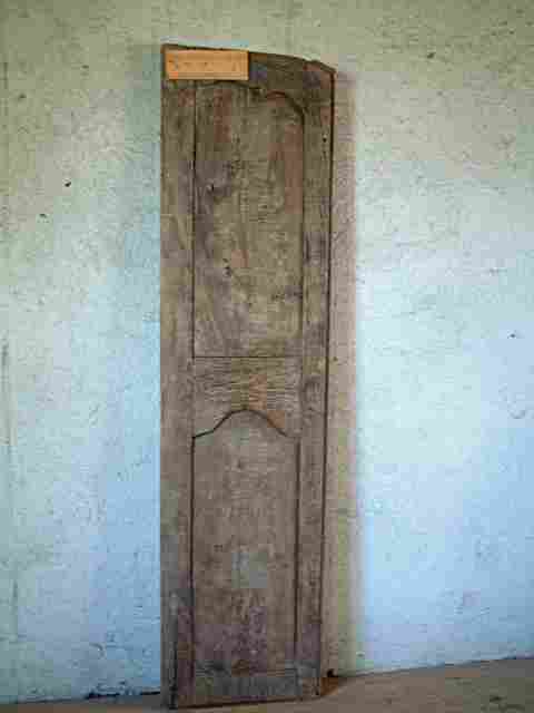 Une porte en chêne Louis 15 Louis 14 rustique moulurée, belle patine antique, à restaurer.